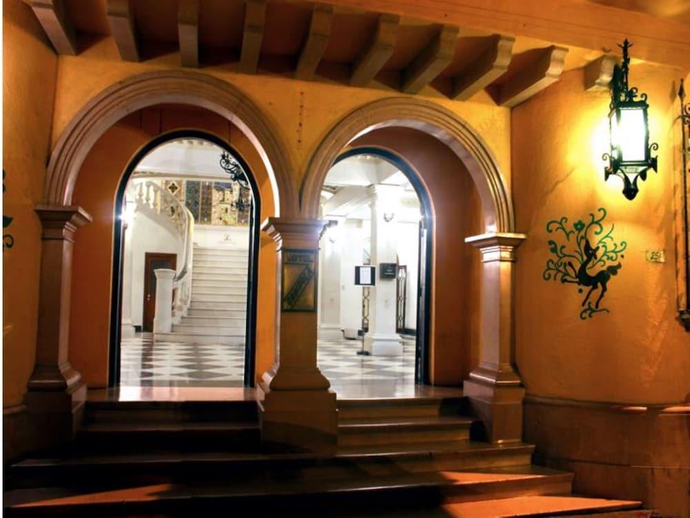 Hotel Urdinola Сальтильо Экстерьер фото